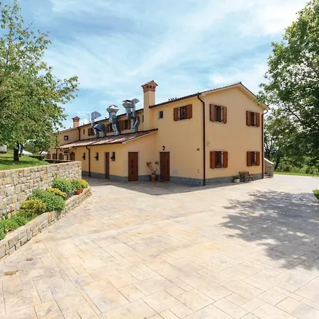 Five Bedroom Holiday In Holiday home Gracisce