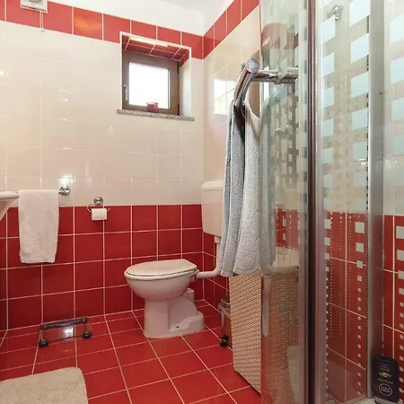 Five Bedroom Holiday In Holiday home Gracisce