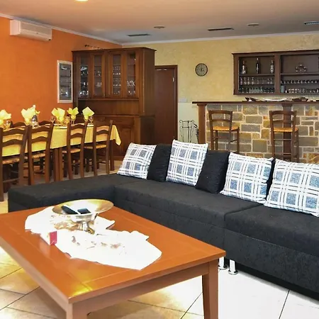 Five-bedroom Holiday In Gračišče